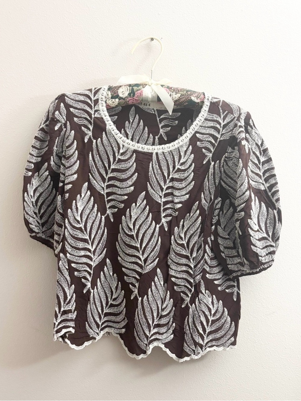 5/$15 🩷 MUST BUNDLE Solitaire Brown Embroidered Leaf Pattern Women's Top